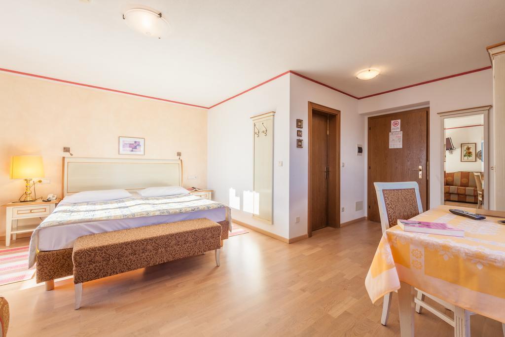 Hotel Schopfenhof San Candido Ngoại thất bức ảnh